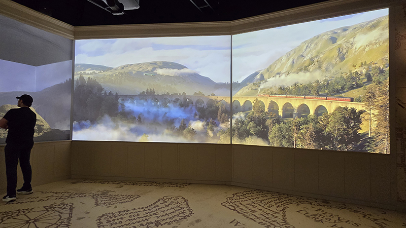 Harry Potter: The Exhibition - train to Hogwarts